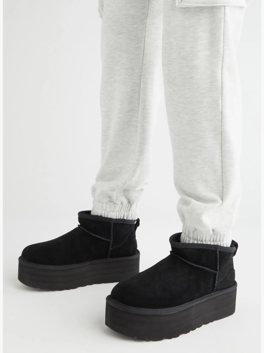 UGG Classic Ultra Mini Platform Boot BLACK
Women Sz UK 5 youth 6 women 8
$175